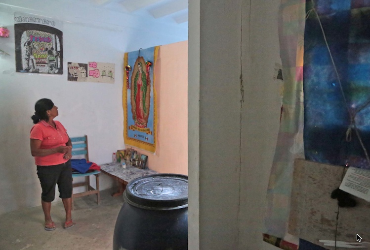 Una vecina muestra los daños, incluyendo una grieta que va del techo al piso, de uno de los departamentos de la Sección 1B del fraccionamiento El Mirador, de Chilpancingo, en donde se reubicó a damnificados de las Tormentas Ingrid y Manuel de 2013. Foto: Jessica Torres Barrera