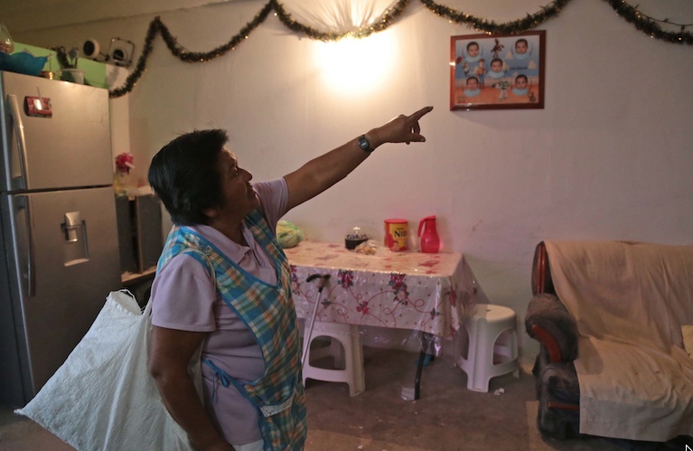 La señora Juana Moral, que habita la casa 32 de la sección 1B del fraccionamiento El Mirador, en la capital, vive con temor a que se desmorone su casa a causa de los sismos, “cuando tiembla, nos salimos a esperar dos horas, para entrar”, dijo en un recorrido, donde mostró las múltiples goteras y grietas que tiene su vivienda. Foto: Jessica Torres Barrera