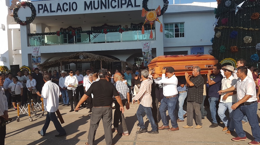 El cortejo fúnebre del féretro con los restos del alcalde perredista, Arturo Gómez Pérez, asesinado la noche del pasado jueves, llega a la explanada del Ayuntamiento de Petatlán, donde los integrantes del Cabildo dieron el último pase de lista. Foto: Brenda Escobar