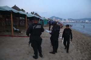 Asesinan a balazos a tres hombres; uno de ellos frente a turistas en playa Tamarindos