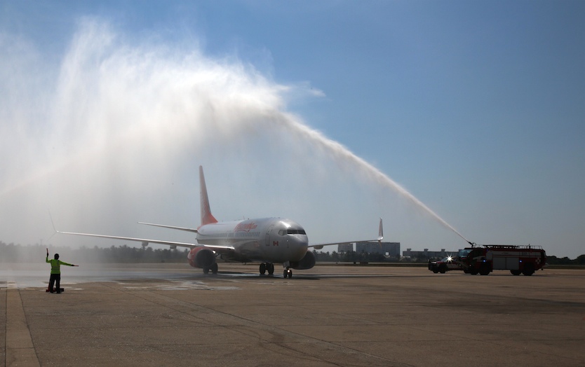 Bienvenida del vuelo que inaugura la ruta directa de Montreal, Canadá, a Acapulco, de la empresa Sunwin, con el bautizo que consiste en mojar la aeronave una vez en tierra. Foto: Carlos Alberto Carvajal