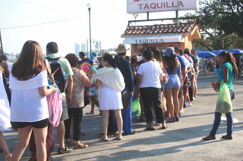 Decenas de turistas hacen fila para abordar el yate que recorre una parte de la bahía de Acapulco, una de las atracciones para visitantes que vacacionan en el puerto. Foto: Carlos Alberto Carvajal