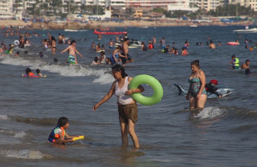 Bañistas en playa Tamarindos, una de las más visitadas por turistas en el puerto de Acapulco. Foto: Carlos Alberto Carvajal