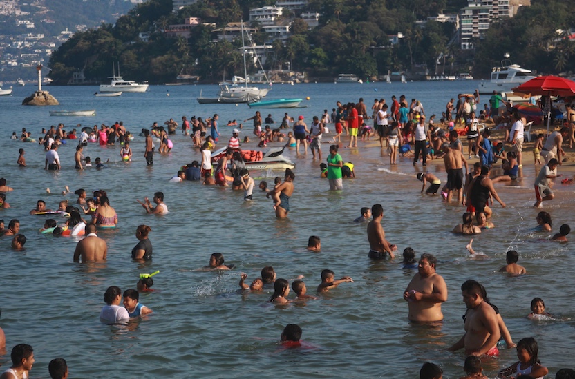 Vacacionistas en la playa Tlacopanocha, en el último miércoles de las vacaciones de invierno en Acapulco. Foto: Carlos Alberto Carvajal