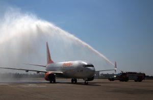 Pese a las alertas del gobierno canadiense, llega a Acapulco el primer vuelo directo de ese país