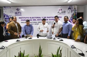 Registran PRD, PAN y MC su coalición casi al cierre; se ufanan de unir derecha e izquierda