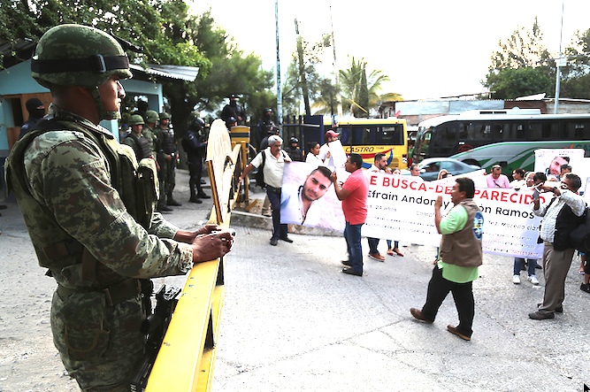 Familiares y amigos de Efraín Patrón Ramos, desaparecido el 29 de diciembre en la Alameda capitalina luego de ser presuntamente detenido por policías municipales de Chilpancingo, exigen su presentación con vida en el cuartel de la corporación capitalina. Al momento de la protesta, las instalaciones estaban bajo el control del Ejército, y las policías Federal y Estatal. Foto: Jesús Eduardo Guerrero