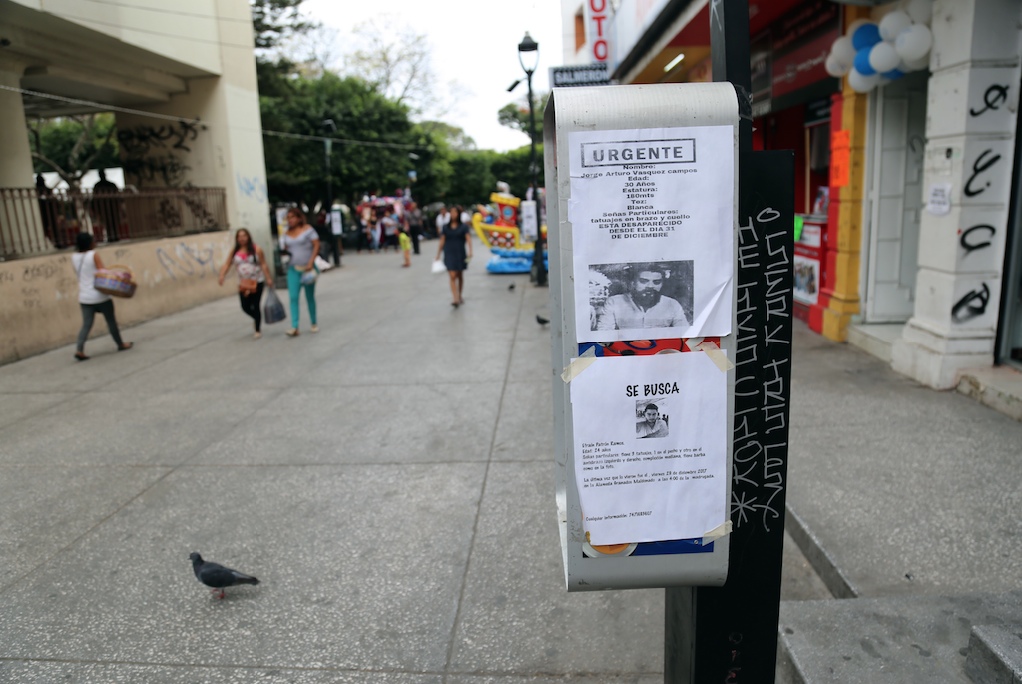 Carteles para pedir la colaboración del público en la búsqueda del joven Jorge Arturo Vázquez Campos, desaparecido el pasado 31 de diciembre, y que fue encontrado ejecutado la noche de este martes en la Autopista del Sol; y del joven Efraín Patrón Ramos, desaparecido el 29 diciembre en la Alameda capitalina y de quien no se conoce el paradero. Foto: Jesús Eduardo Guerrero