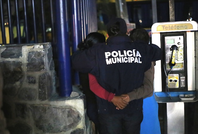 Una policía municipal abraza a sus familiares que fueron a buscarla al cuartel de esta corporación luego de que militares, y policías federales y estatales los desarmaron por estar presuntamente vinculados por la desaparición de siete jóvenes en la capital. Foto: Jesús Eduardo Guerrero