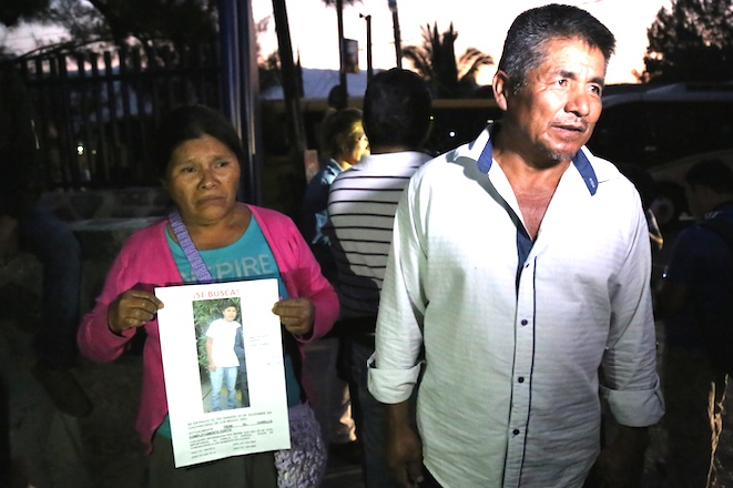 El señor Ilario Aguilar Flores y su esposa, Guillermina García Maldonado, originarios de la comunidad de Llano Perdido, Cochoapa, muestran la foto de su hijo, Abel Aguilar García, estudiante de la Preparatoria número 9 de la Universidad Autónoma de Guerrero, desaparecido el 25 de diciembre. Foto; Jesús Eduardo Guerrero