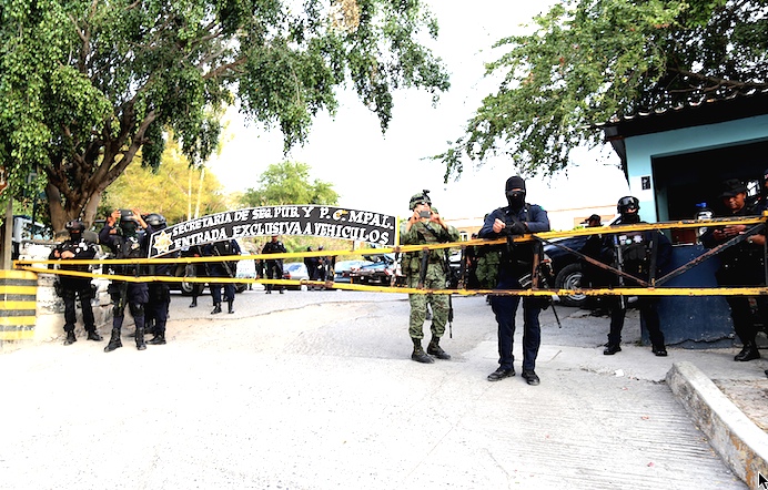 Militares, y policías federales y estatales resguardan el cuartel de la Policía Municipal de Chilpancingo, luego de que los desarmaron por presuntos vínculos con la desaparición de siete jóvenes, de los cuales dos fueren encontrados sin vida la noche de este miércoles, cuatro maniatados y golpeados pero con vida, y de uno más se desconoce el paradero. Foto: Jesús Eduardo Guerrero