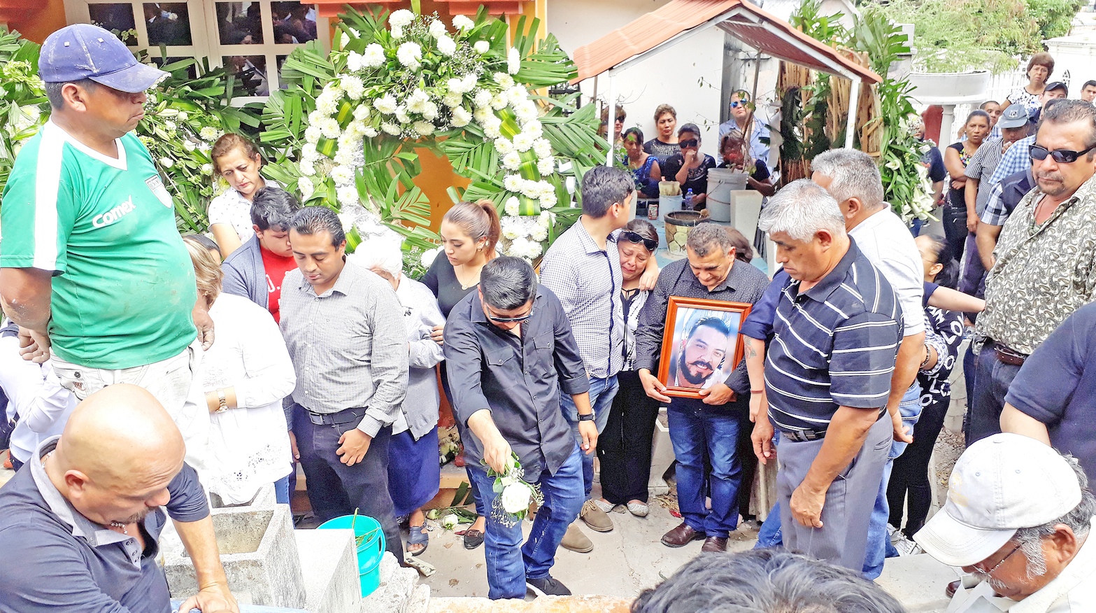 Familiares, amigos y vecinos acudieron al sepelio de Jorge Arturo Vázquez Campos en el panteón central de Chilpancingo. Allí su mamá exigió justicia para su hijo y para todos los jóvenes que como él murieron de esta manera. Preguntó dónde están todos los que han sido desaparecidos y reclamó: “Qué ha hecho el gobierno, qué ha hecho la sociedad para salvarlos, ¡salvemos a nuestros hijos! Foto: Alina Navarrete Fernández