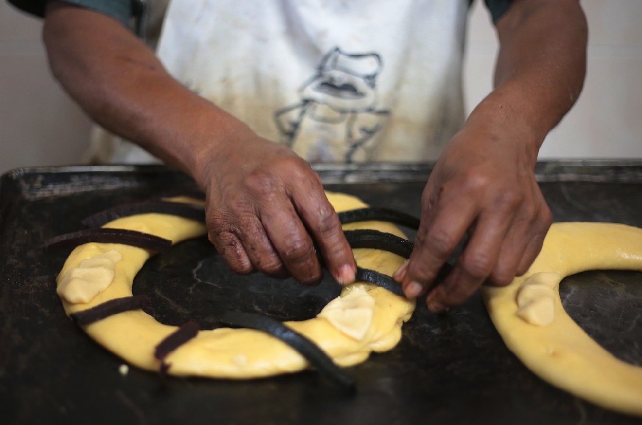 .- Maestro panadero da los últimos toques a la masa antes de llevar al horno las roscas de Reyes en la pastelería Doña Maga, donde se elabora este pan tradicional desde hace 60 años; antes de hornearla se insertan los muñecos. Foto: Jessica Torres Barrera