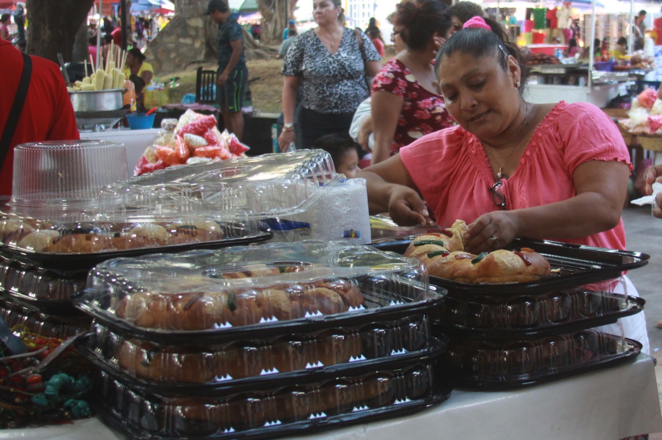 La señora María del Socorro Gallegos ofrece roscas de Reyes que elabora su marido en la Colonia Zapata; ayer regaló rebanadas para degustar los diferentes tipos de roscas que vende en el Zócalo de Acapulco. Foto: Jesús Trigo