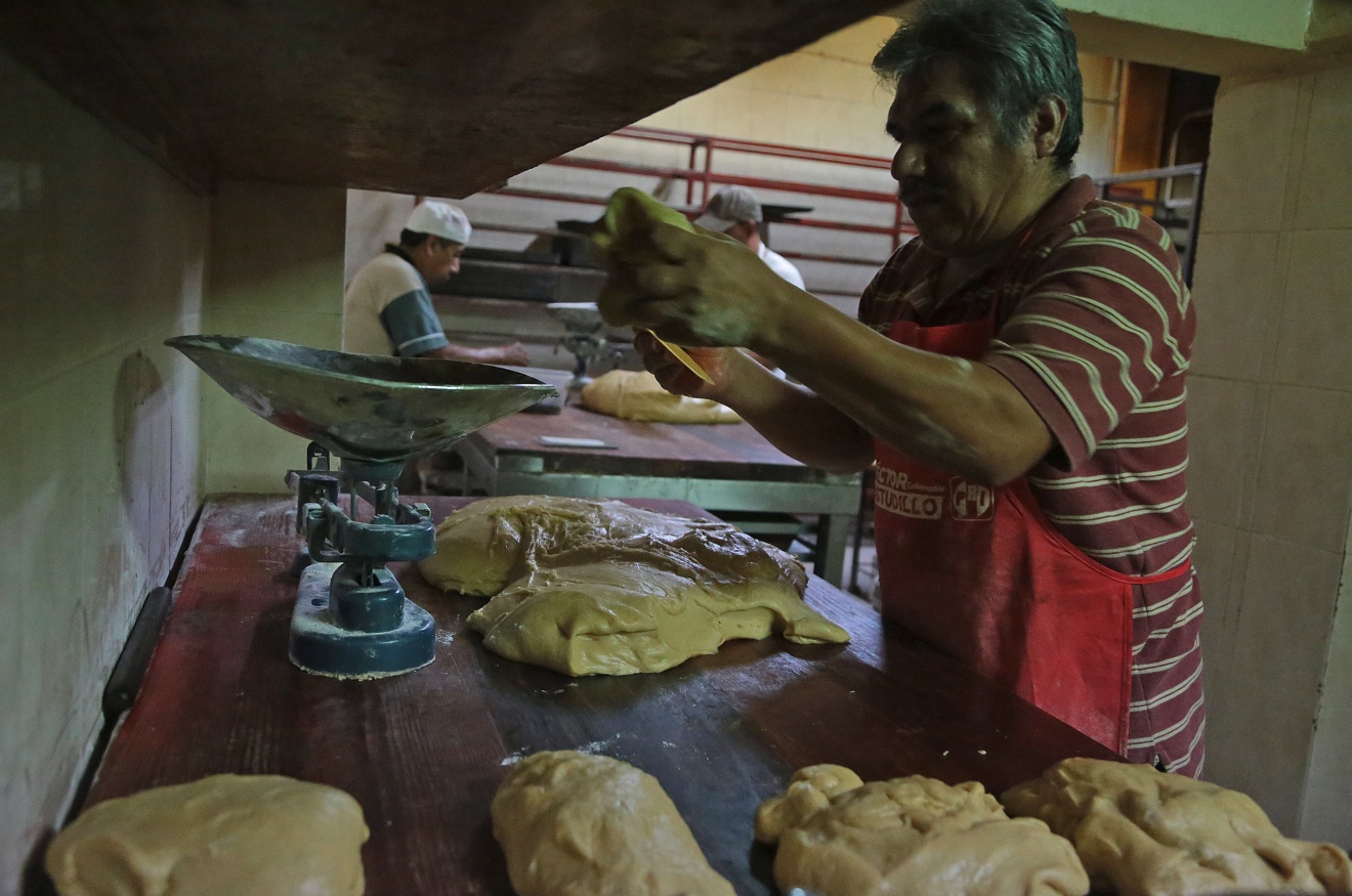 Un maestro panadero pesa la masa para elaborar roscas de Reyes en la pastelería Doña Maga, de Chilpancingo. Foto: Jessica Torres Barrera