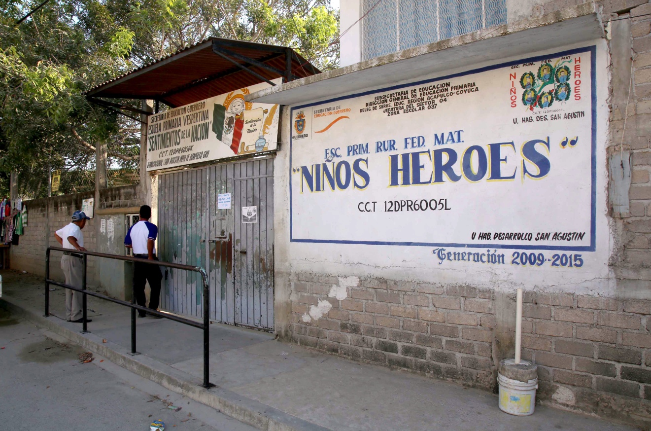 La fachada de la primaria Nin?os He?roes en San Agusti?n sin vigilancia, en su regreso a clases. Foto: Carlos Alberto Carbajal 