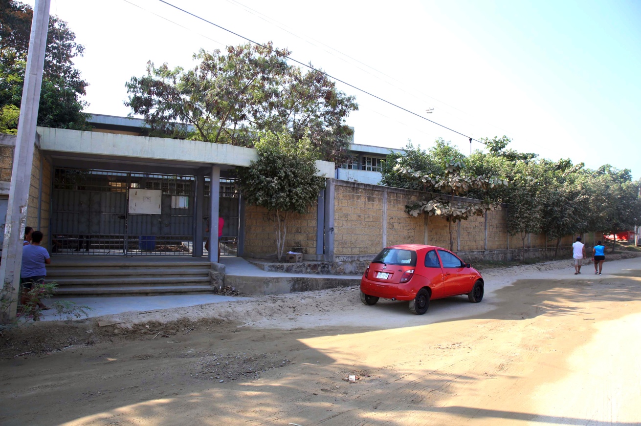 .- Sin vigilancia la secundaria Bicentenario de la Independencia en San Agusti?n, donde los alumnos ayer regresaron a clases. Foto: Carlos Alberto Carbajal