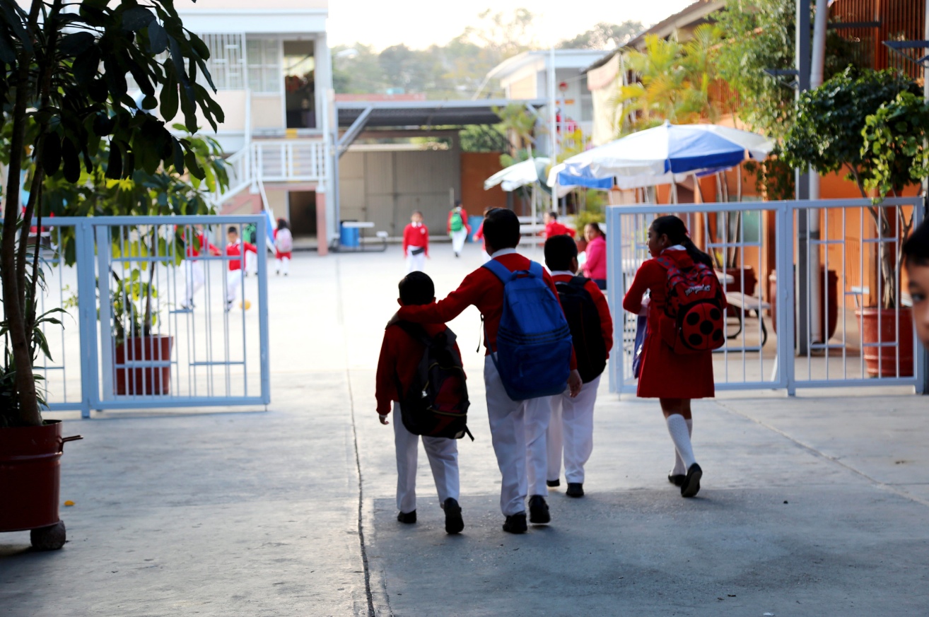 Un niño abraza a su hermano en la entrada a la escuela primaria José María Morelos y Pavón en Chilpancingo, en el regreso a clases luego de la temporada vacacional decembrina. Foto: Jesús Eduardo Guerrero