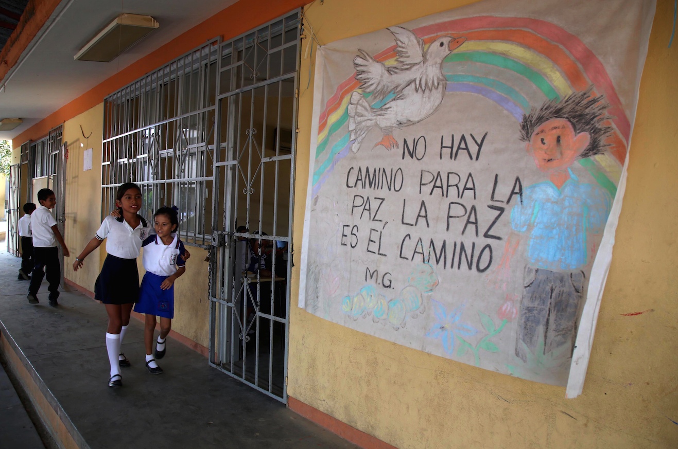 Alumnos de la primaria Nin?os He?roes en San Agusti?n que ayer regresaron a clases sin vigilancia policiaca ni militar. Foto: Carlos Alberto Carbajal