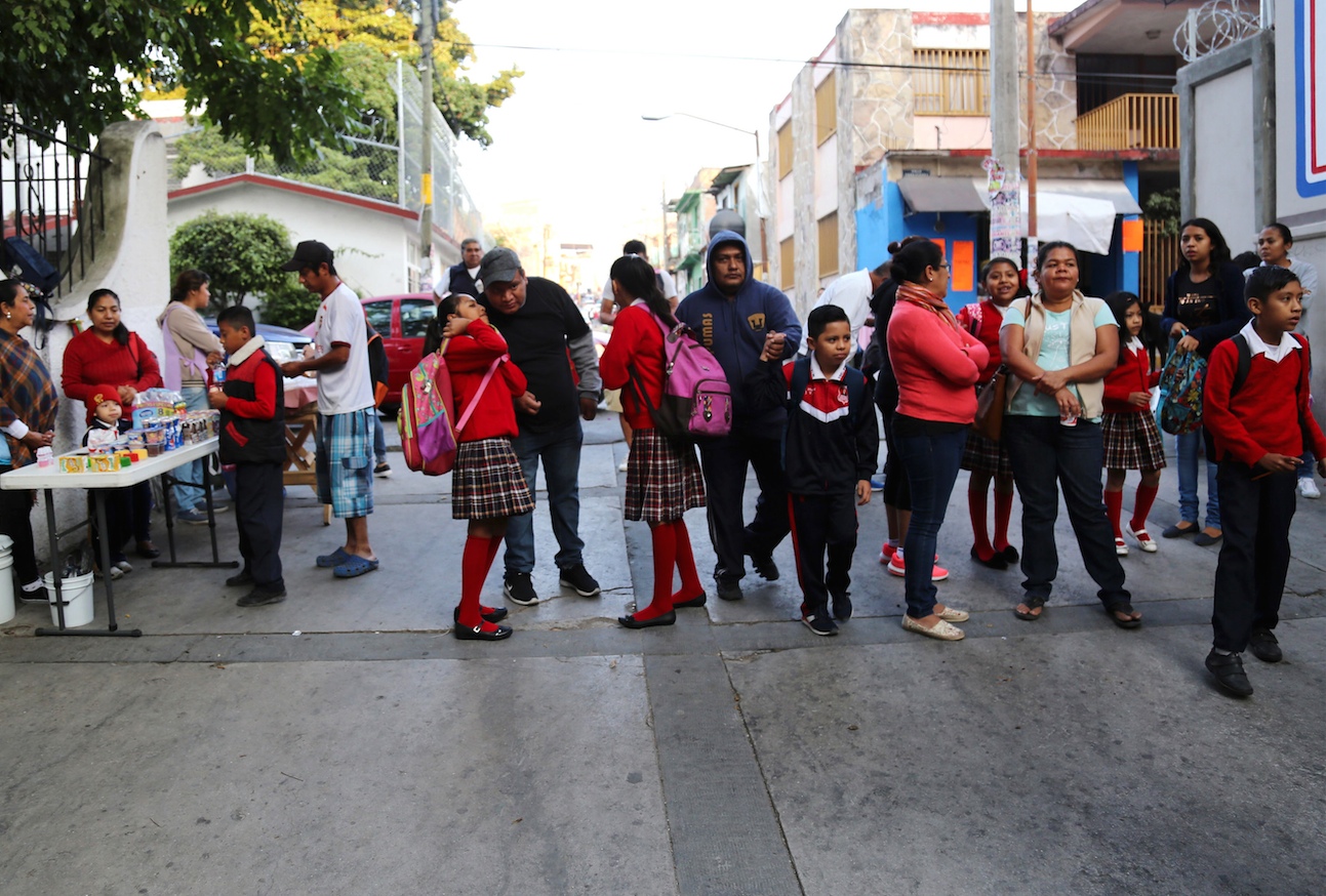 Padres de familia de la escuela primaria Lauro Aguirre en Chilpancingo llevan a sus hijos quienes reanudaran el ciclo escolar.  Foto: Jesús Eduardo Guerrero