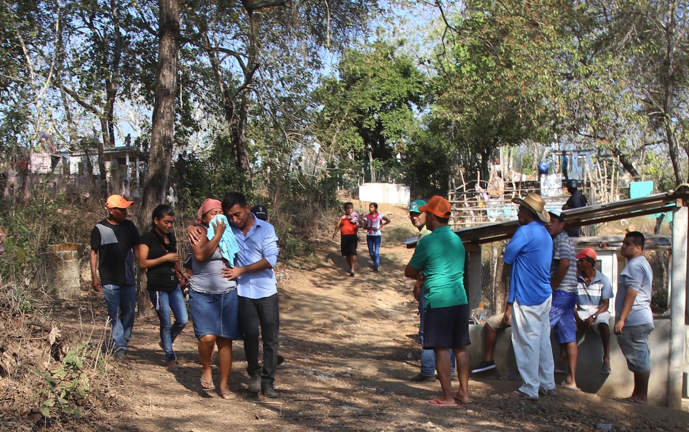 .- Familiares de los seis vecinos de la comunidad de La Concepción, municipio de Acapulco, que murieron en el enfrentamiento con policías comunitarios de Los Bienes Comunales de Cacahuatepec, el domingo en la madrugada; se retiran llorando del panteón de la comunidad, donde amenazaron con linchar a reporteros de El Sur y La Jornada Guerrero. Foto: Carlos Alberto Carbajal