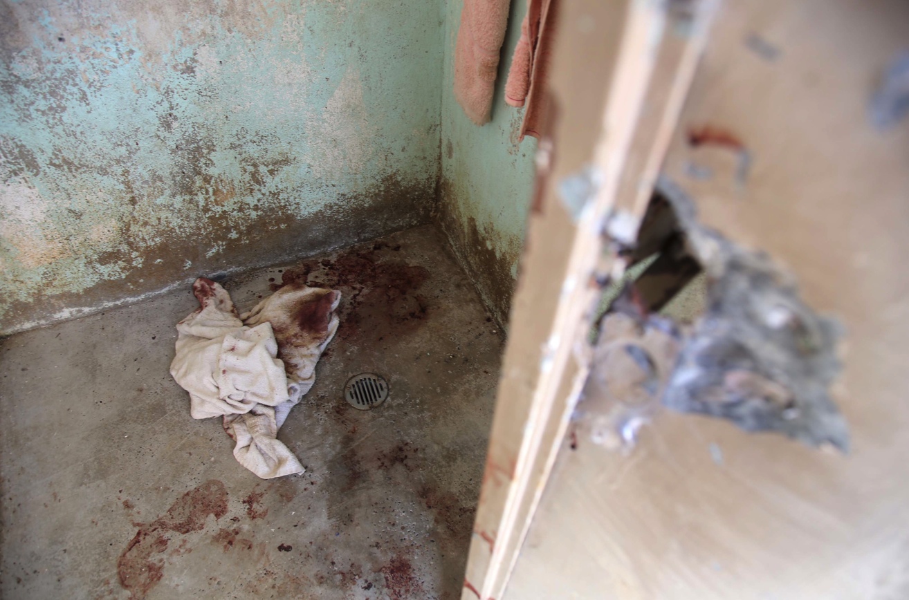 Rastros de sangre en un baño de la comandancia de la Policía Comunitaria de los Bienes de Comunales de Cacahuatepec en La Concepción, en donde murieron policías comunitarios durante la irrupción de policías estatales y ministeriales el domingo. Foto: Carlos Alberto Carbajal