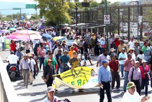 Marchan más de mil maestros y trabajadores en la capital; piden respeto a sus derechos en el Cobach