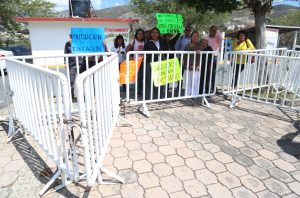 Protestan maestros de la Normal de Teloloapan en Casa Guerrero; piden elecciones de director