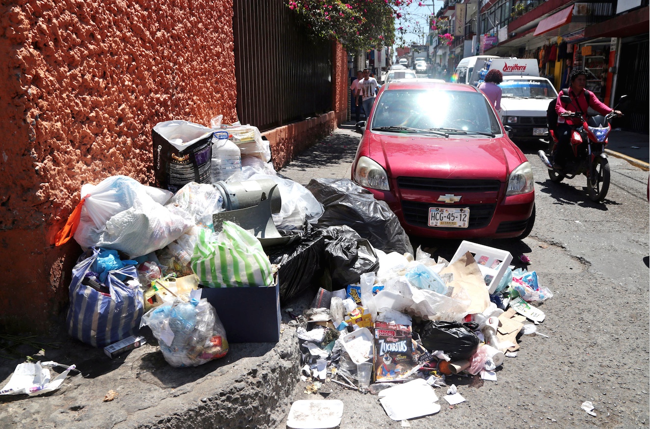 Persisten montones de basura tirada en las calles de la capital ante la ...
