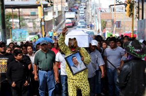 Con indignación y reproches al gobierno sepultan a Geovanni, de 17 años, uno de los 9 ejecutados