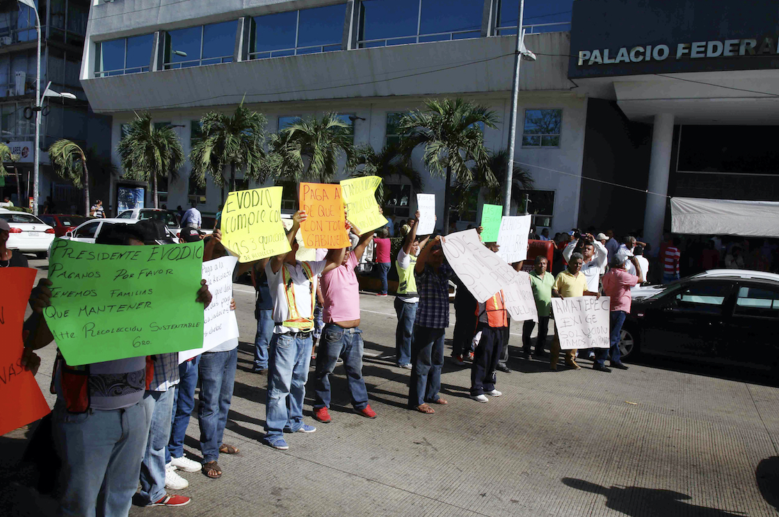 Bloquean la Costera empleados de una de las empresas recolectoras que ...