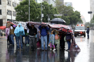 Protestan padres de los 43 frente al Consejo de la Judicatura para exigir la Comisión de la Verdad
