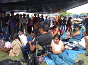 Cumple dos días la protesta de padres y maestros en Tlapa; nadie los atiende, denuncian