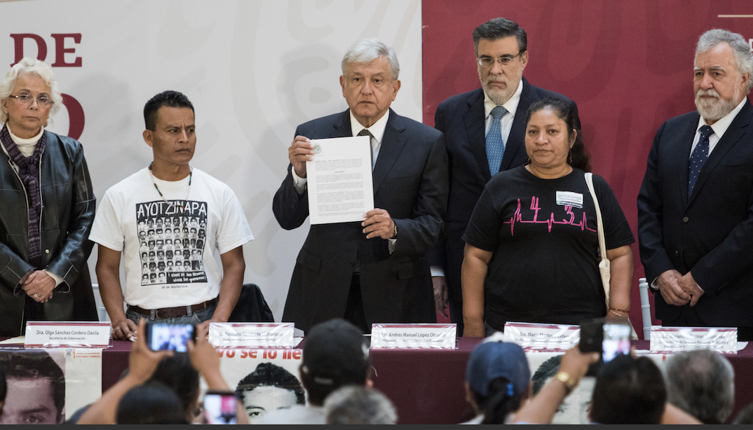 AMLO firma en Palacio Nacional, ante los padres de los 43, el decreto ...
