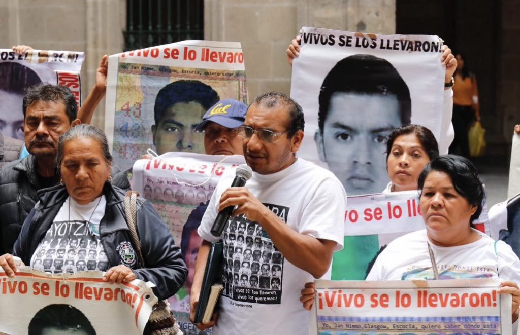 Exigen padres de los 43 a AMLO que la UIF investigue a Murillo, Zerón y ...