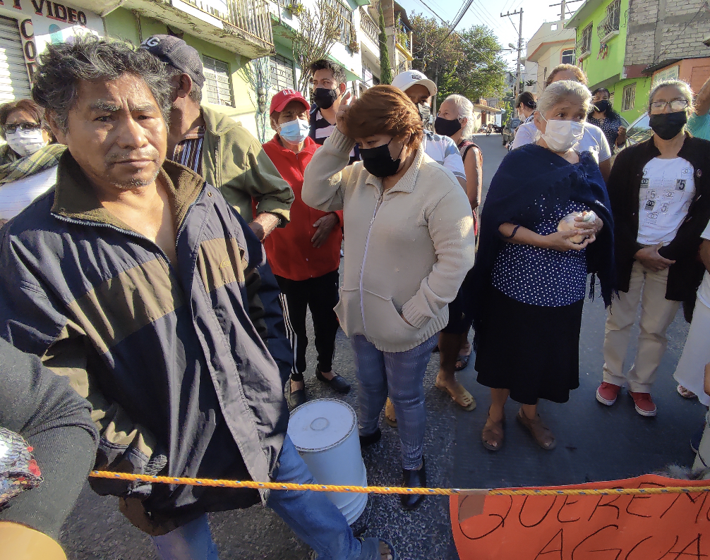 Bloquean vecinos el viejo libramiento a Tixtla; no tienen agua hace dos ...