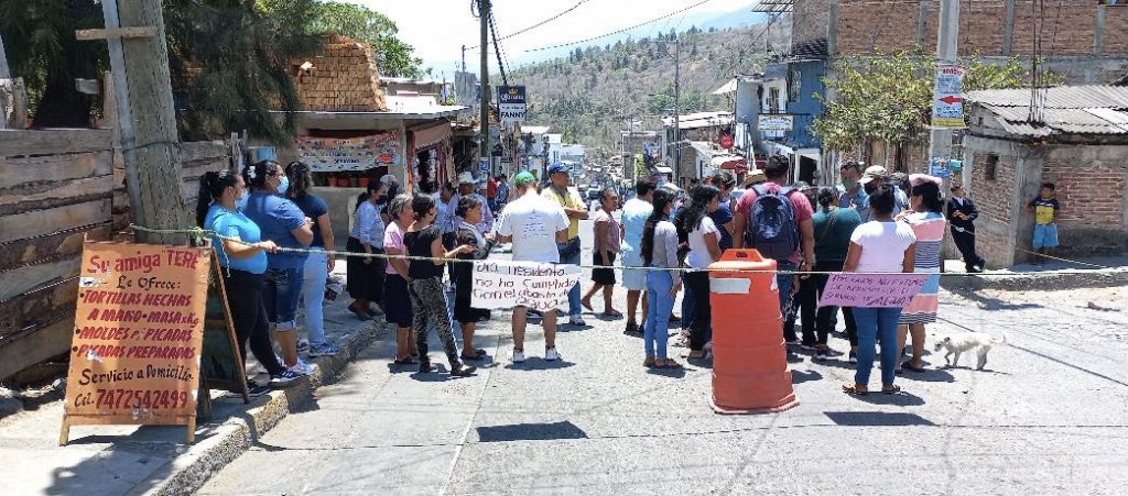 Cierran colonos de Chilpancingo distintas calles para exigir el ...