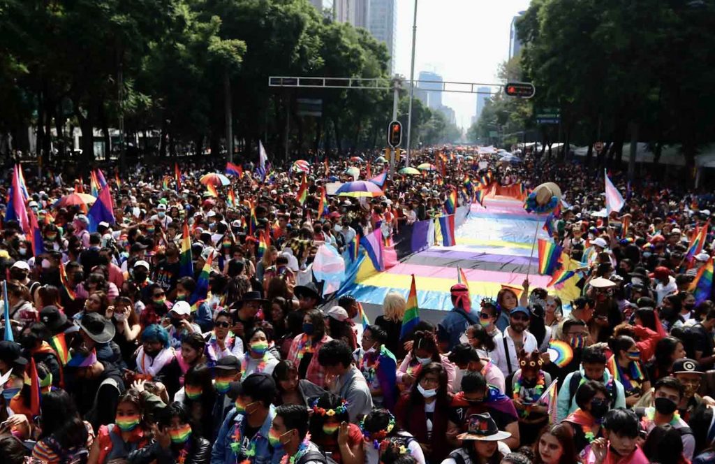 Protestan más de 250 mil personas en la marcha del Orgullo LGBT en la ...