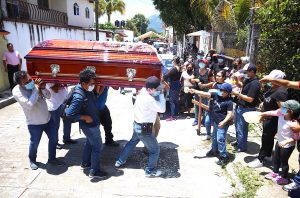 Claman justicia en el sepelio del periodista Fredid Román