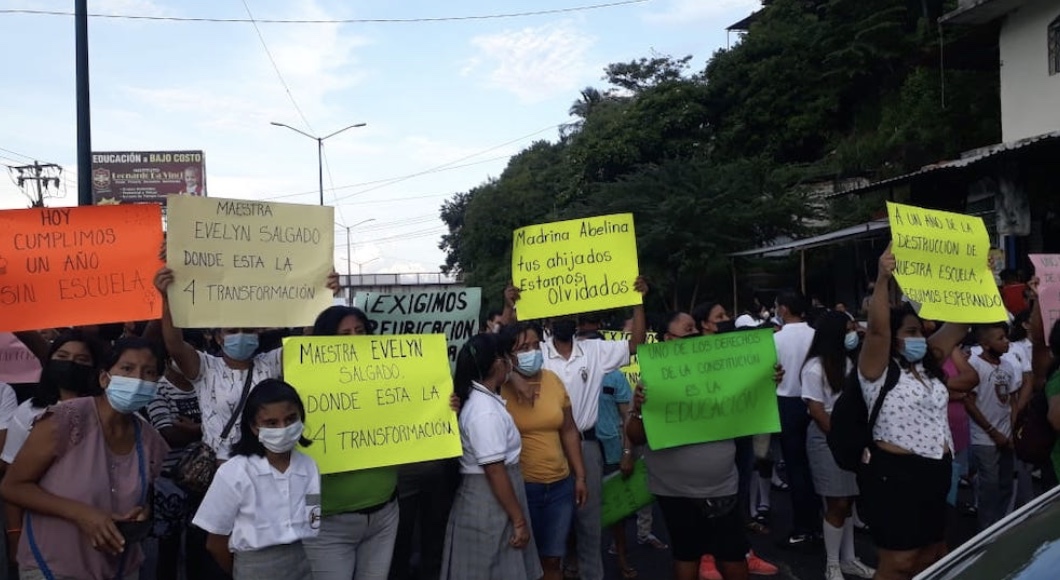 Bloquean padres una avenida en Acapulco; exigen la reconstrucción de ...