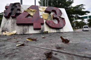 Queman el Antimonumento por los 43 en Chilpancingo