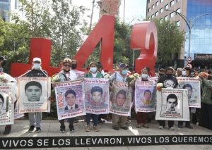 Marchan en Cdmx a ocho años de los 43 tras una manta con la frase “El Ejército lo sabe”