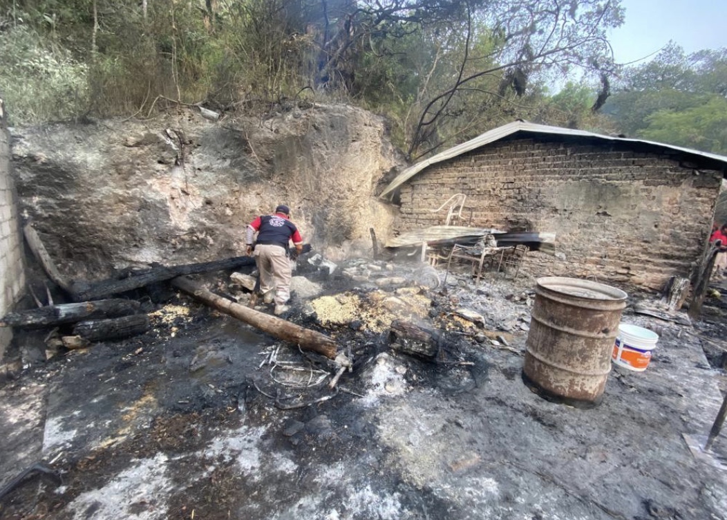 Mueren tres niños en el incendio de una vivienda precaria en La Mohonera,  Chilapa - El Sur Acapulco suracapulco I Noticias Acapulco Guerrero
