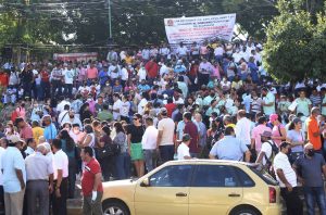 Se manifiesta el SUSPEG en Palacio; exige trato como sindicato único del Ayuntamiento
