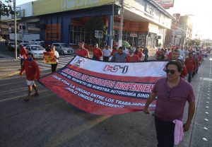 Inician huelga de hambre trabajadores despedidos; marchan sus sindicatos con apoyo de organizaciones