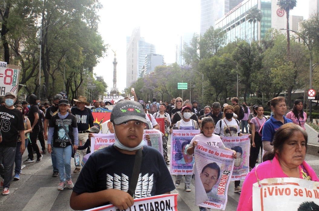 Marchan padres de los 43 en la Cdmx para exigir que se resuelva el caso ...