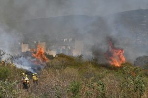Otro incendio cerca de casas ahora en Chilpancingo