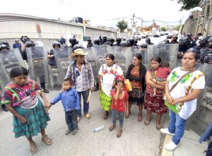 Repliegan antimotines a indígenas de Cochoapa que llevan dos días en plantón afuera del Recinto