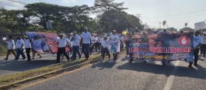 Marchan en Petacalco vecinos de La Unión y el alcalde y protestan en la termoeléctrica