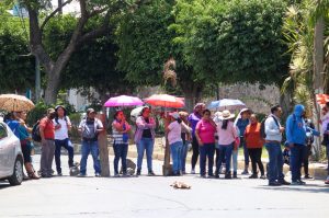 Bloquean maestros bilingües una avenida en la capital; exigen más docentes para la Montaña